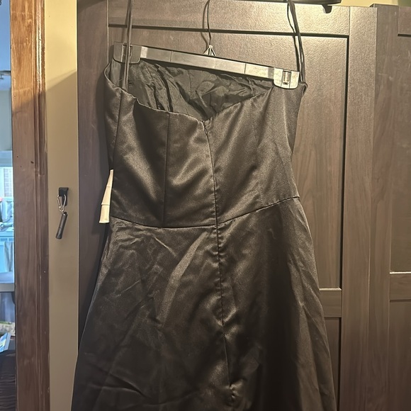 Fancy floor length dress. - Picture 3 of 5